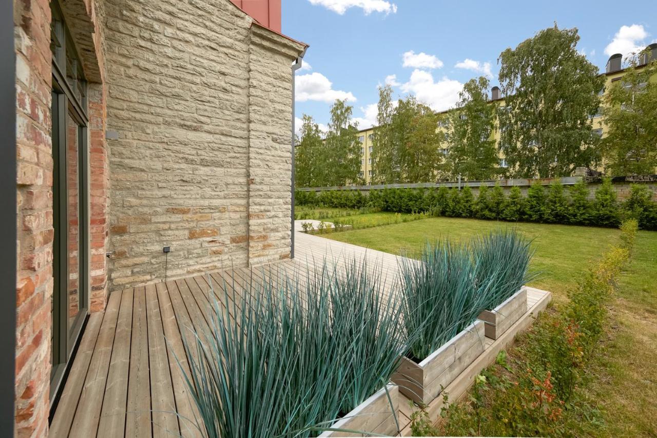 Apartament High Ceiling Loft With Its Own Backyard And A Terrace Tallin Zewnętrze zdjęcie